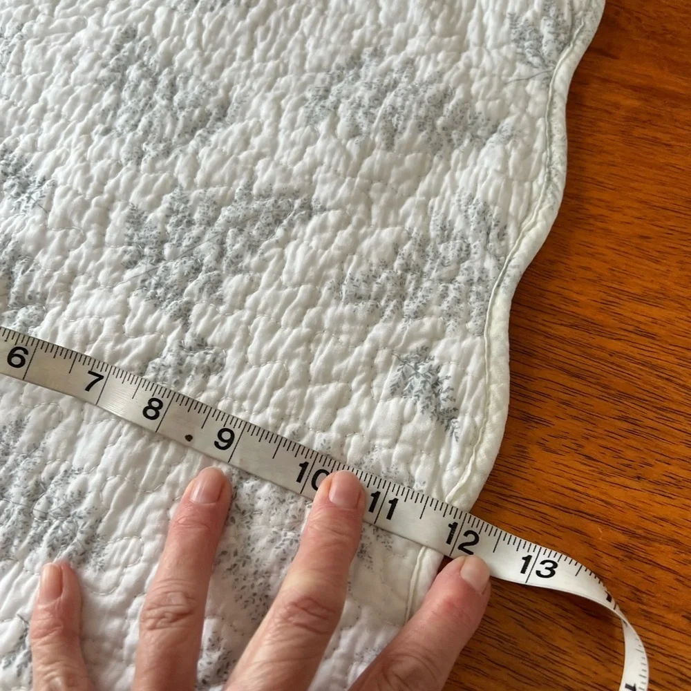 Elegant Quilted Table Runner​